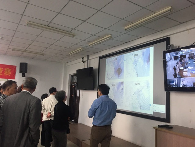 图2：返校校友参观海洋气象学实验室